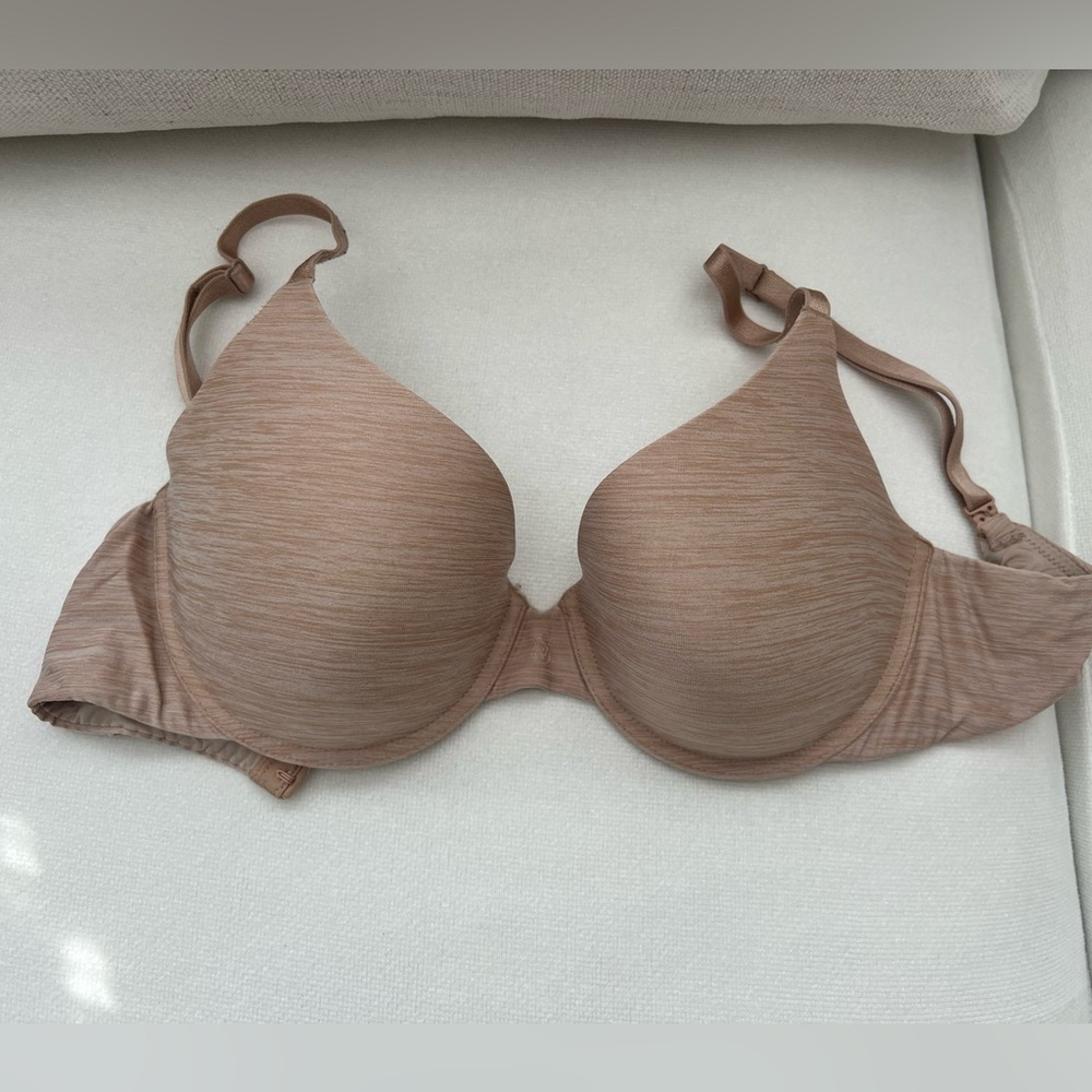Victoria’s Secret bra

Size 32D